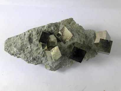 Pyrite. 
Pyrite de fer, plaque de calcaire...