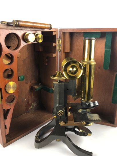null Microscope.

Microscope Swift XIX° siècle, en laiton, dans sa boîte en bois...
