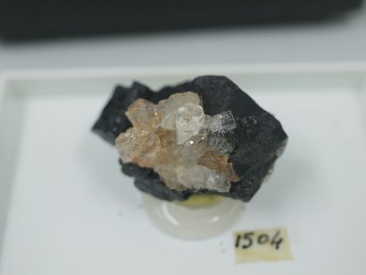  Lot de quatre minéraux comprenants : hafnon avec thortveitite, rheniite, phénacite,...