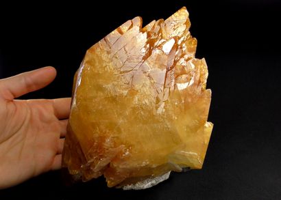 null Calcite en groupe de cristaux biterminés d'une magnifique couleur ambrée.

Elmwood,...