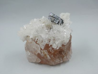 null Important quartz rose capuchonné d'aiguilles de cristal de roche et de cristaux...