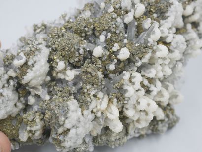 null Belle association de pyrites, galènes et quartz microcristallins avec des aiguillles...