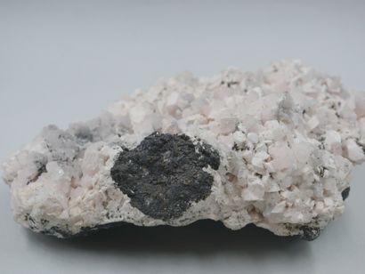 null Belle Manganocalcite avec quelques cristaux de quartz et de pyrite. 

6,5 x...