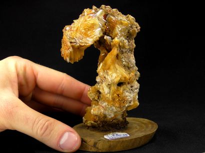 null Baryte. 

Cristaux blanc à caramel que les découvreurs avaient baptisé "cireuse"....