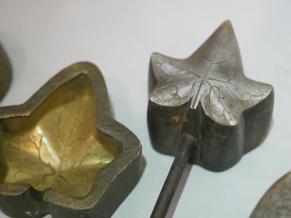 null 
Lot de 4 moules complets pour fleurs artificielles, en bronze (?) permettant...