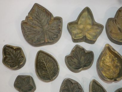 null 
Lot de 29 éléments de moules pour fleurs artificielles, en bronze (?) permettant...
