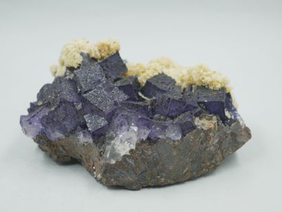 null Très belle association de 4 minéraux : fluorite violette transparente sur une...