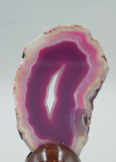 null Une tranche d'agate rose. 

Haut.:10cm.