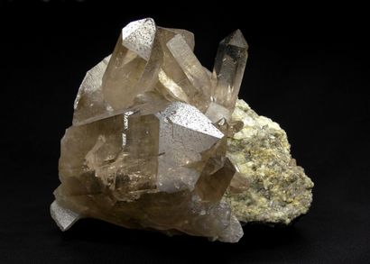 null Joli groupe de cristaux de Quartz fumé clair formant un élégant double éventail....