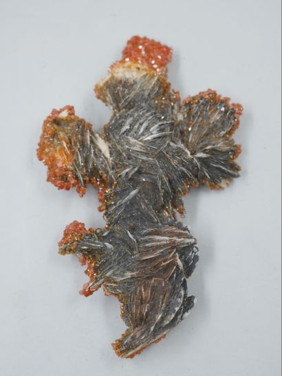 null Bloc de petits cristaux de vanadinite orange sur une base de baryte et de goethites...