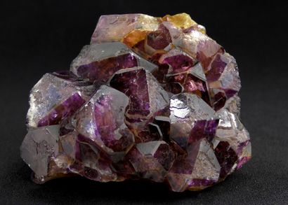 null Fluorite. 

Cubo-octaèdres jaune et violet particulièrement beaux malgré quelques...