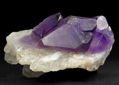 null Curieuse cristallisation de quartz améthyste. 

Groupe de cristaux violets ayant...