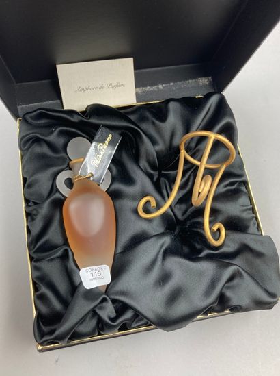 null PALOMA PICASSO "Paloma

Glass bottle of amphora shape, capacity 15 ml of perfume....