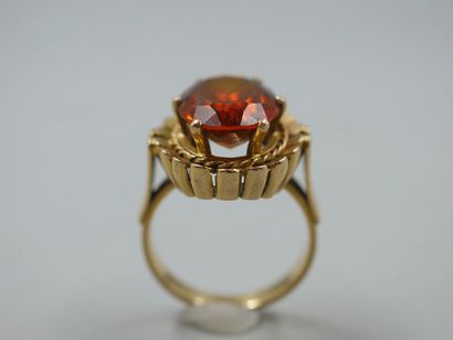 null Corolla ring in 18k yellow gold topped by an oval orange topaz. 

PB : 9,60gr....