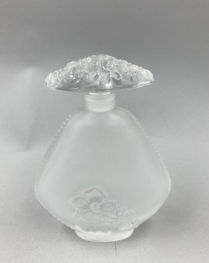 null LALIQUE FRANCE " Jasmine

Crystal bottle. Decoration of flowers on the 2 faces....