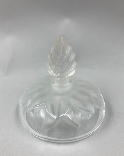 null LALIQUE France "Clarisse

Colorless and satin crystal bottle in the shape of...