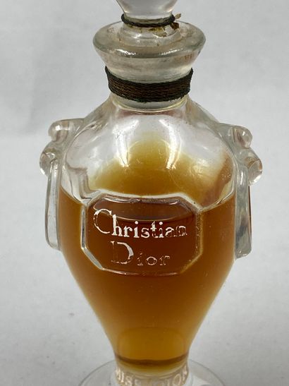 null CHRISTIAN DIOR

Glass bottle, amphora-shaped body on pedestal. Titled in white...