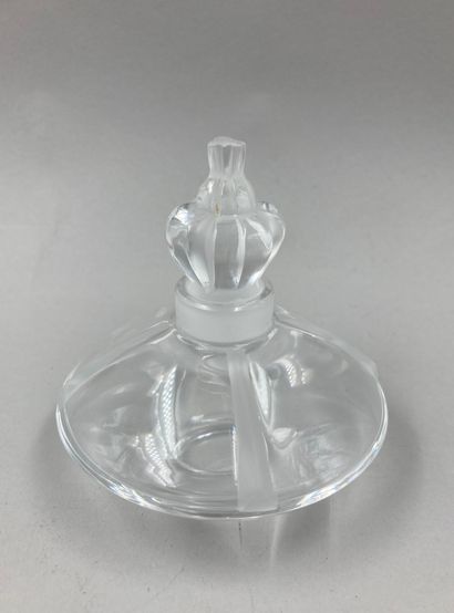 null LALIQUE FRANCE "Thais

Colorless crystal bottle with a round body and a satin...