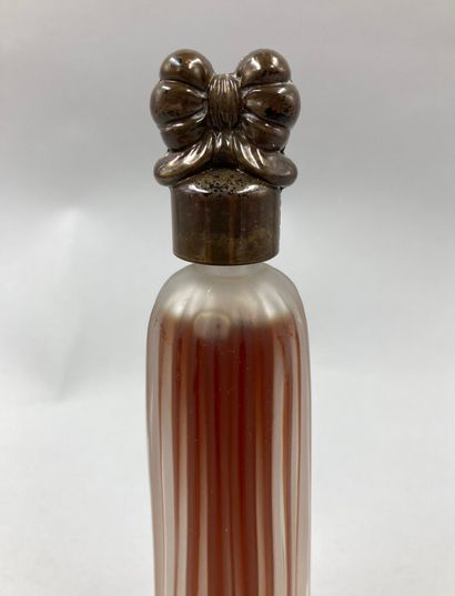 null LUCIEN LELONG " Indiscreet

Glass bottle of stylized form.

H: 13cm