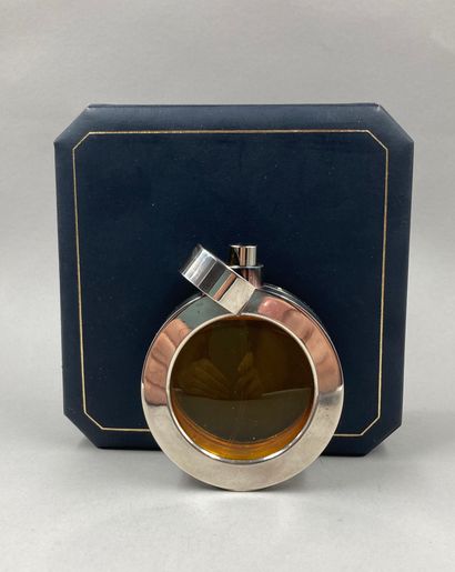 null CHAUMET " Chaumet

Crystal and silver bottle, stamped. Contains 50ml of perfume...