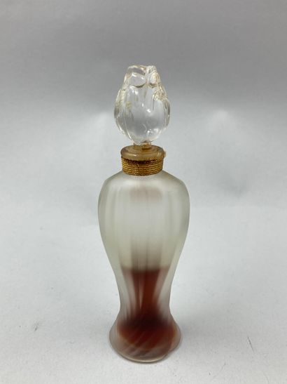 null GUERLAIN "Shalimar

Glass bottle, model " Ode ", amphora-shaped body. Stopper...