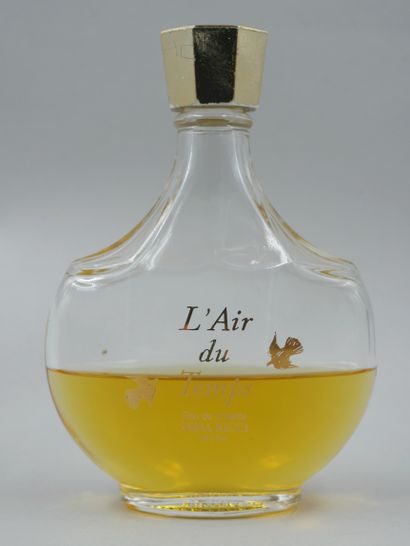 null NINA RICCI

Set of 3 bottles including a bottle "Capricci", Lalique creation,...