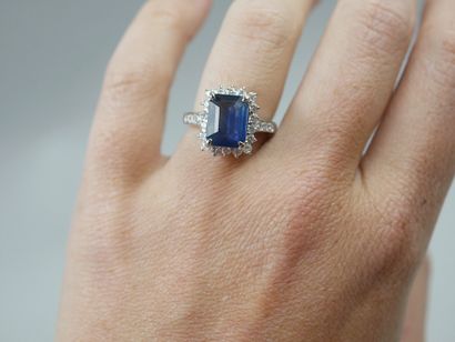 null Platinum ring set with an emerald-cut sapphire in a diamond setting. 

PB :...