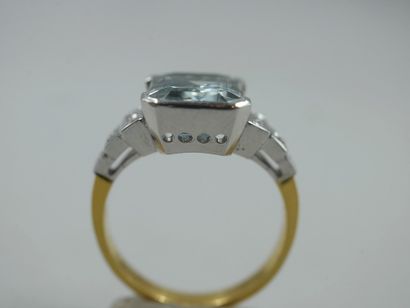null 18k gold ring surmounted by an emerald-cut aquamarine of about 6 cts, with six...