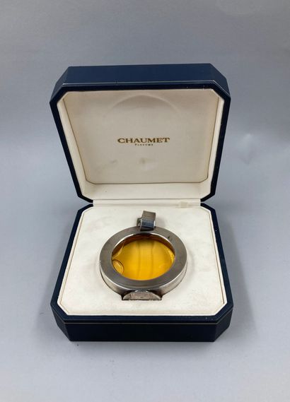 null CHAUMET " Chaumet

Crystal and silver bottle, stamped. Contains 50ml of perfume...