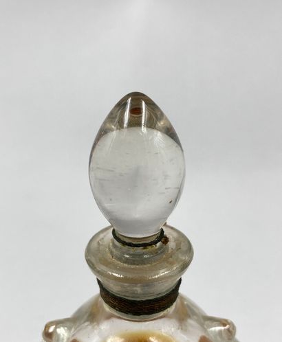 null CHRISTIAN DIOR

Glass bottle, amphora-shaped body on pedestal. Titled in white...