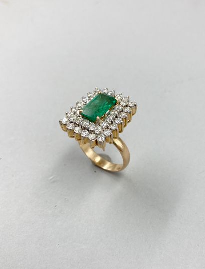 null 14k yellow gold ring centered on an emerald of approximately 2.80cts in a claw...