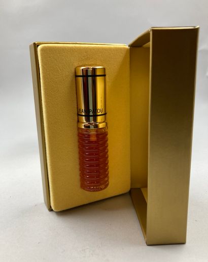 null JEAN PATOU "Joy

Glass spray bottle. Gold cap. PDO, perfume extract capacity...