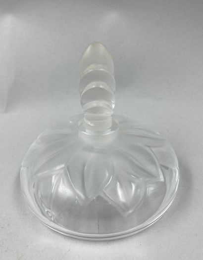 null LALIQUE France "Clarisse

Colorless and satin crystal bottle in the shape of...