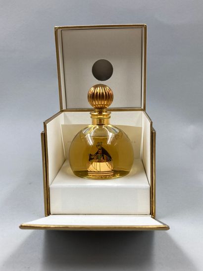 null LANVIN "Eau d'Arpège

Bottle model ball colorless, golden cap striated, original...
