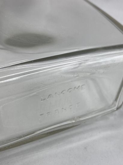 null LANCOME

Bottle in colorless glass pressed molded of rectangular form. Frosted...