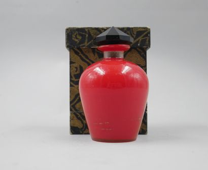 null STUDIA " Le parfum de Monette ", 164 Rue de Rivoli Paris

Glass bottle of red...