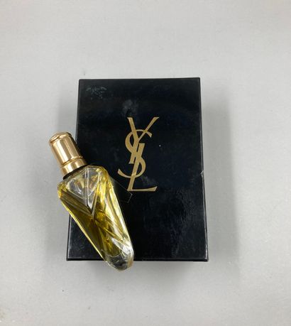 null YVES SAINT LAURENT « Paris »

Flacon en verre de forme allongée, extrait de...