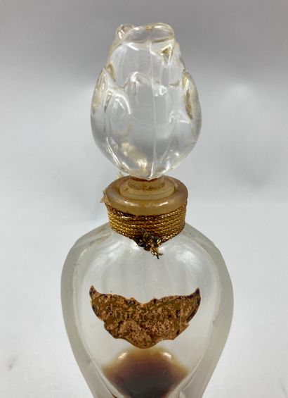 null GUERLAIN "Shalimar

Glass bottle, model " Ode ", amphora-shaped body. Stopper...