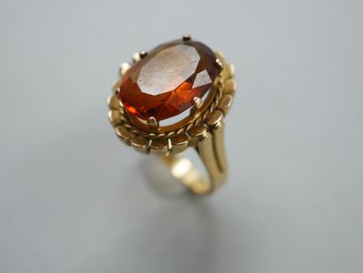 null Corolla ring in 18k yellow gold topped by an oval orange topaz. 

PB : 9,60gr....