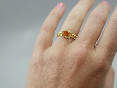 null Bague en or jaune 18k ornée d'un saphir jaune taille émeraude de 0,70cts environ...