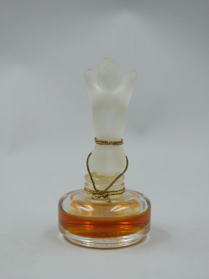 null ISADORA

Glass bottle of cylindrical form. Stopper showing a female silhouette...