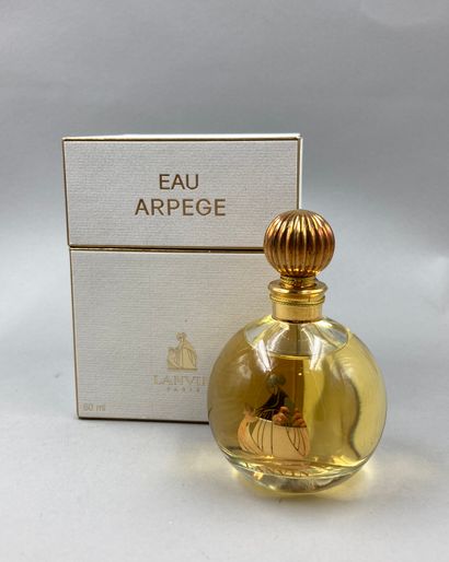 null LANVIN « Eau d’Arpège »

Flacon modèle boule incolore, bouchon doré strié, parfum...