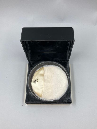 null CHANEL "Coco" powder

Compact powder for the bath never used with its puff....