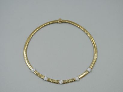 null Collier Tubogaz en or jaune 18k agrémenté de cinq motifs circulaires pavés de...