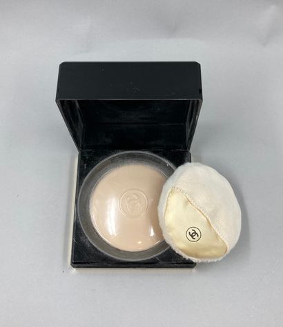 null CHANEL "Coco" powder

Compact powder for the bath never used with its puff....