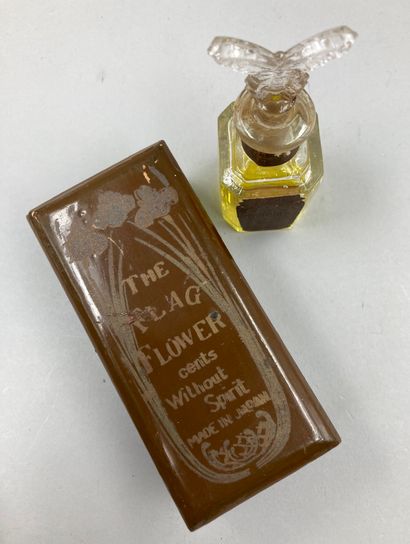 null THE FLAG FLOWER

Glass bottle with butterfly-shaped cap, titled label in relief....