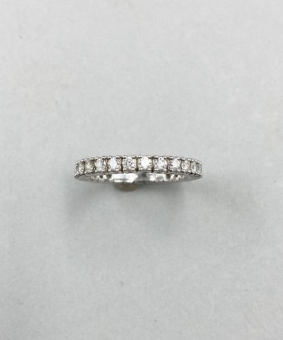 null American wedding band in 18k white gold with a line of diamonds.

TDD: 54. Gross...
