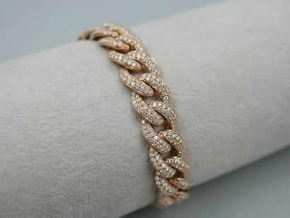 null Bracelet gourmette en or jaune 18k entièrement serti de diamants sur une face...