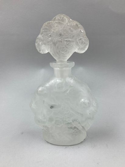 null FLACON FOR PERFUM AND ODORS in crystal, decorated in relief on both sides of...