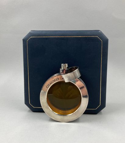 null CHAUMET " Chaumet

Crystal and silver bottle, stamped. Contains 50ml of perfume...